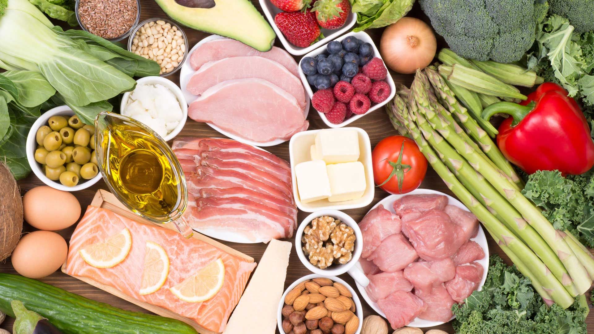 Eine Auswahl an Gemüse, Früchten, Nüssen, Eiern, Fisch und Fleisch