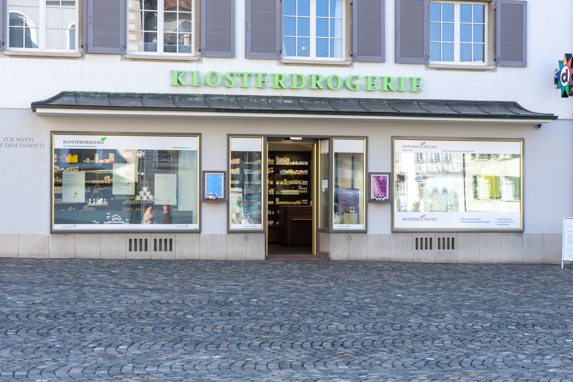 Eingang und Schaufenster der Klosterdrogerie in St. Gallen